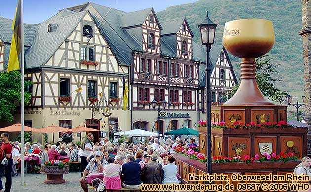 Stadtf�hrung durch Oberwesel am Rhein mit Blick auf die Fachwerkh�user am Marktplatz