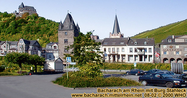 Bacharach am Rhein, Burg Stahleck, Marktturm, Peterskirche, Parkplatz an der B 9. Foto: © WHO, 19. August 2000