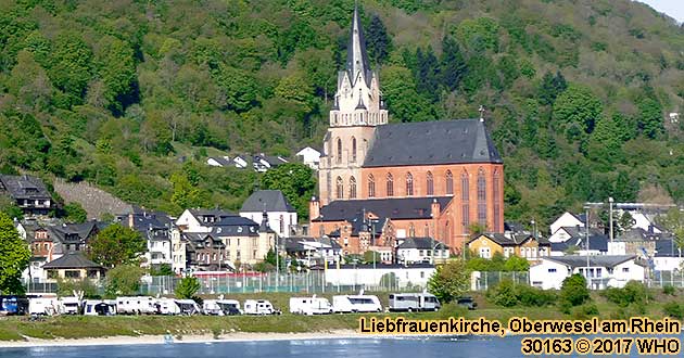 Stadtf�hrung durch Oberwesel am Rhein. Blick auf die gotische Liebfrauenkirche.